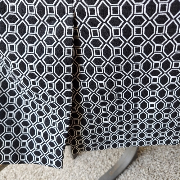 Elegant  Patterned Skirt. Calvin Klein. Size 14. Black/Gray. Stretchy Comfortabl - Picture 4 of 4
